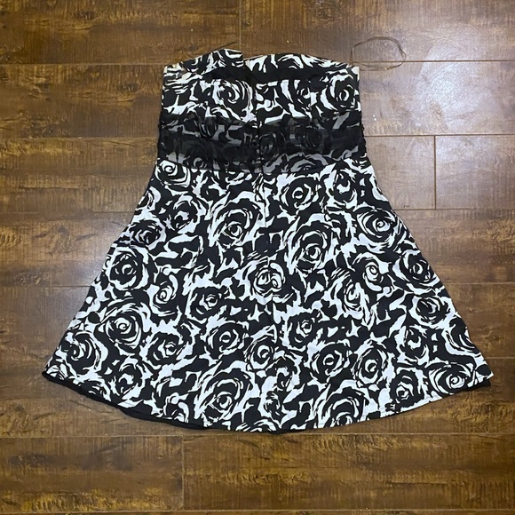 Super cute and elegant sleeveless mini dress. Floral print - Picture 2 of 3